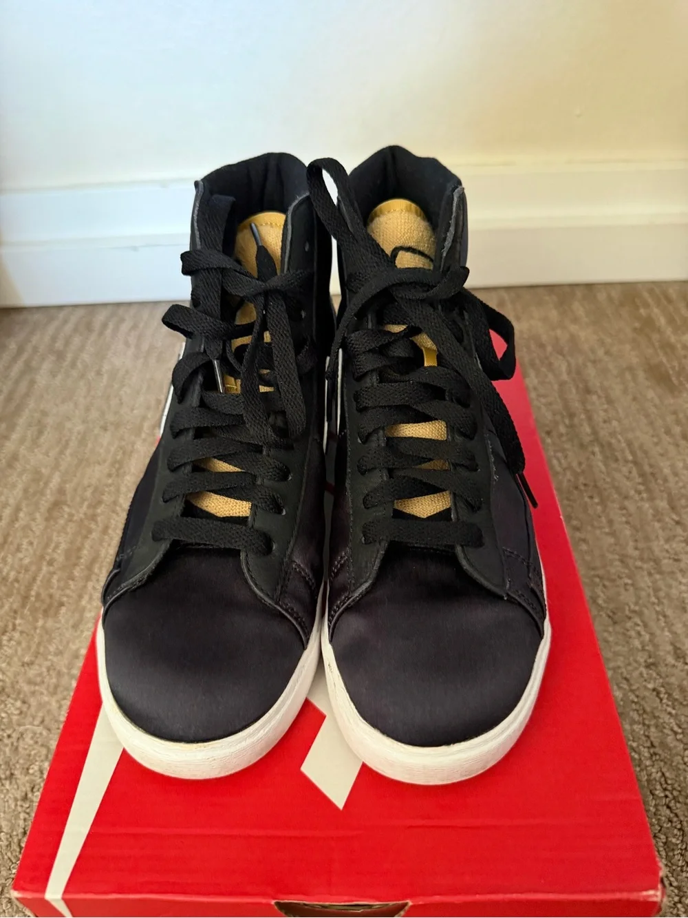 Nike Woman Black High-Top Sneakers with Yellow Stripe Detail